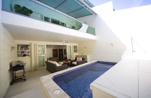 Lascelles Condo | This Loft/Townhouse is spacious, flooded with natural light, steps away from Lime grove mall