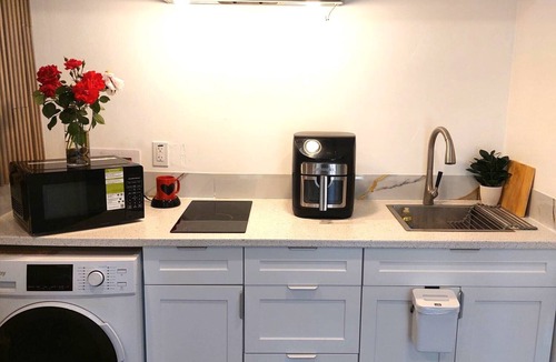Guelph Apartment | Tiny ,1BR Guesthouse Studio