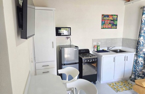 Silver Sands Apartment | Tropical Paradise near bus route, supermarket, and Silvers Sands beach and park