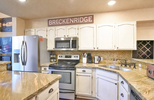 Warrior's Mark Ski Chalet | Village Point Buffalo Townhome Private Hot Tub Near Quick Silver Lift, In Breck