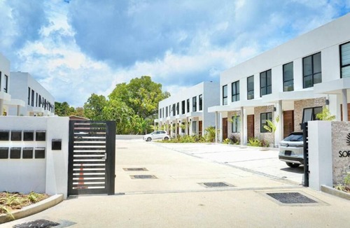 Lower Carlton Beach Villa | Walk to Beach New Elegant 3BR with Pool