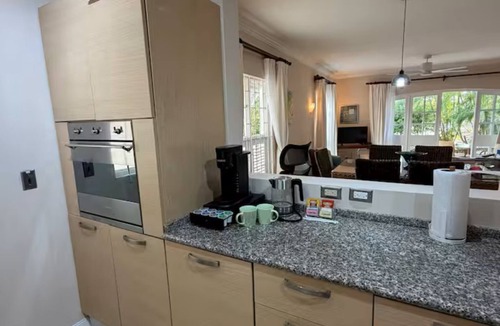 Porters House | West Coast 5 mins walk to beach 3-bedroom townhome private plunge pool