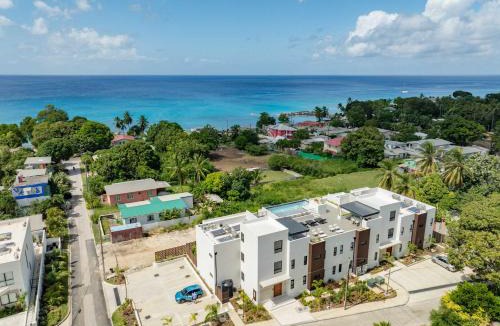 Gibbes House | Wooden Tone LUX 2BR Walk to Beach Sky Pool Deck