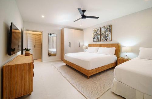 Gibbes House | Wooden Tone LUX 2BR Walk to Beach Sky Pool Deck