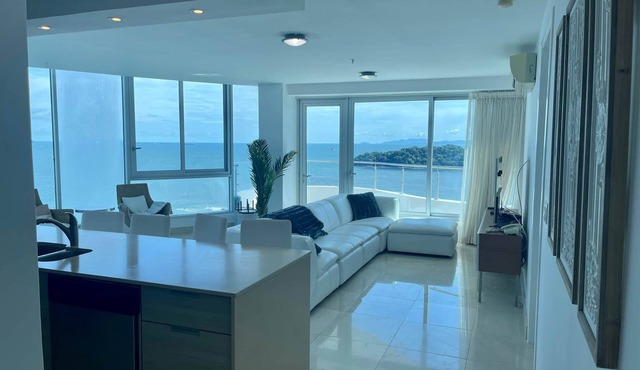 17E Beautiful 2-Bedroom Ocean View Apartment in Panama City