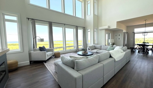 4 Bedroom Luxury Ocean View Beach House, Minutes To North Shore Beaches in Park Corner