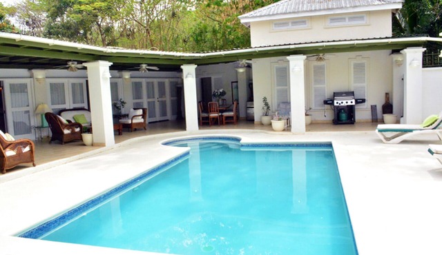 5 bedroom villa with pool .sleeps 10 .5mins walk to sea .bars and shops