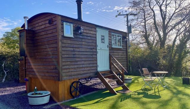A quiet and cosy Shepherds Hut, with wood burning fire with scenic views in Conwy