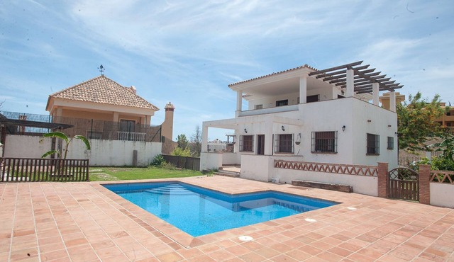 Acogedora Casa Independiente con Piscina a un Minuto de la Playa in Benalmádena