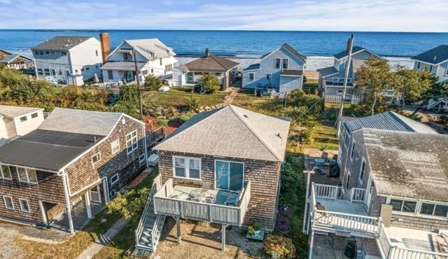 Adorable Beach house with lots of outdoor space and steps to Long Beach! in Rockport