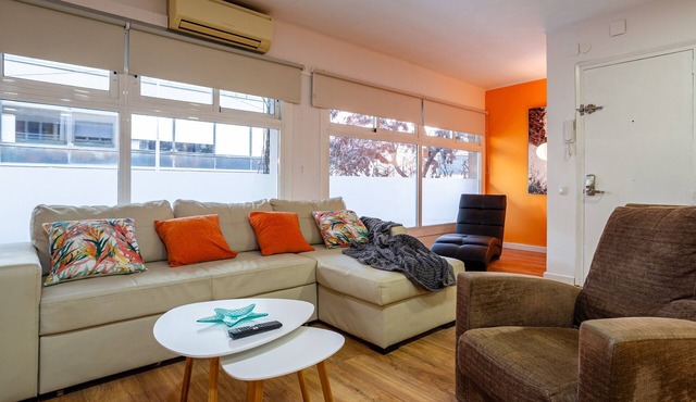 Apartment 'Orange Loft' with Wi-Fi and Air Conditioning in Girona
