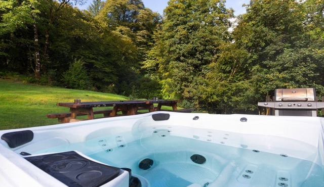 Argyll Mill - Nine Bedroom Villa, Sleeps 14 in Colintraive
