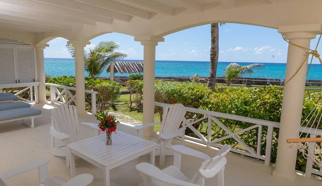 Beachfront De Luxe 1 bedroom apartment in ocean front setting right on the beach