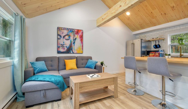 Beautiful cabin close to golf, skiing, marina and city. (Dog friendly) in East Bay