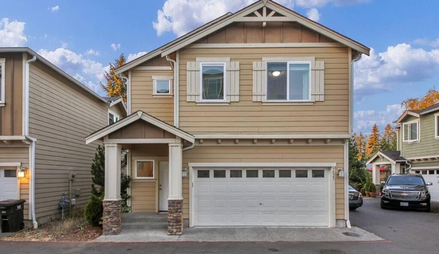 Beautiful craftsman style 4BDs, 2.5Baths Townhome in Everett
