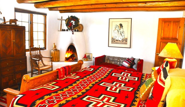 Beautiful Mountain Views, Beamed Ceilings, 2 Fireplaces in Santa Fe