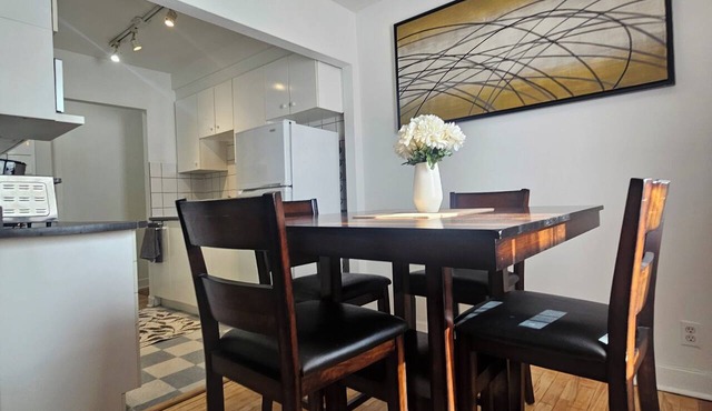 Bienvenue Suites ● Wi-Fi & Parking ● Sainte-Anne-de-Bellevue in Sainte-Anne-de-Bellevue