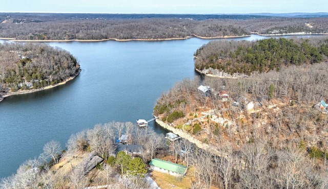 Blueberry Bliss Family Retreat on Beaver Lake near Hickory Creek in Lowell