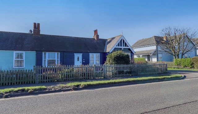 BRAEBURN, pet friendly, character holiday cottage in Bamburgh in Bamburgh