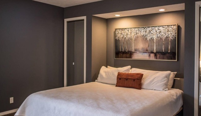 Branson Condo at Pointe Royale with Indoor Pool and Hot Tub on Taneycomo Lake ne in Branson