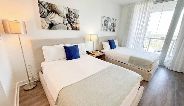 Breathtaking Bay View - 2BR - Beach access in Hallandale Beach