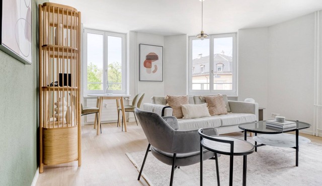 Bright Weinegg 2.5 Room w/ Storage, 10 mins to Seefeld, by Blueground in Zurich