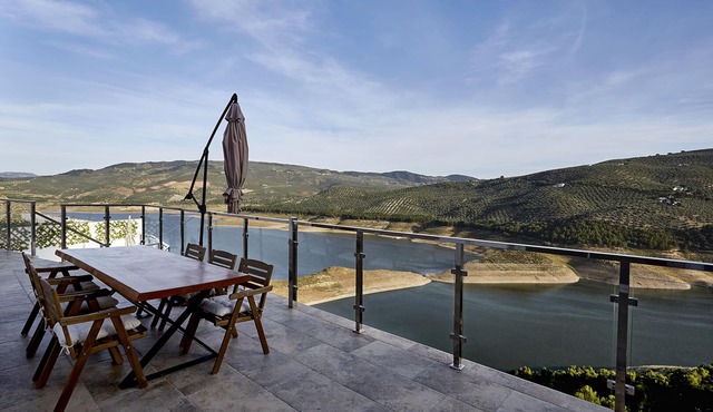Casa de Nueva Construcción con Vistas al Mayor Embalse de Andalucía in Iznájar