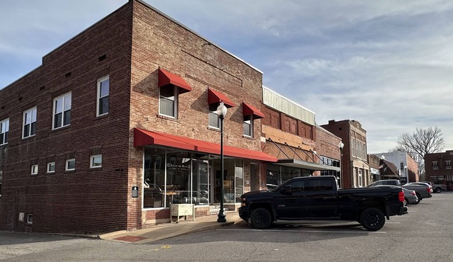 Centerville's Charming Town Square, Cozy Apartment in unique Historic Building in Centerville