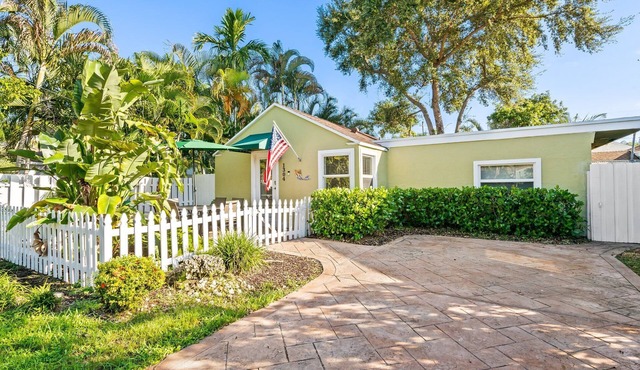 Charming 2-bedroom house with WiFi and AC in welcoming Fort Lauderdale in Fort Lauderdale