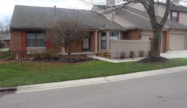 Charming 2-bedroom condo in brilliant West Bloomfield with AC in West Bloomfield