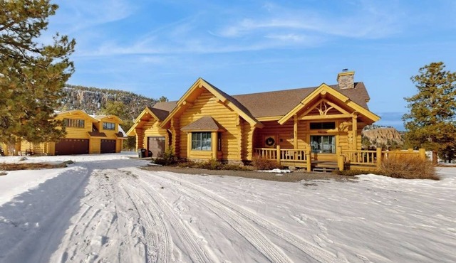 Charming cabin surrounded by trees with deck, grill, fireplace, games, & W/D in South Fork
