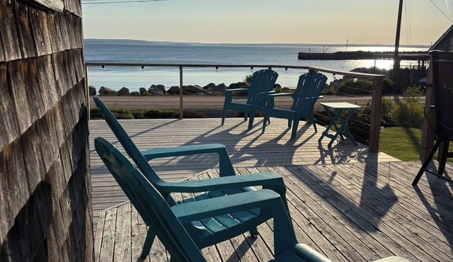 Charming coastal beach house, with beautiful ocean views in Hubbards