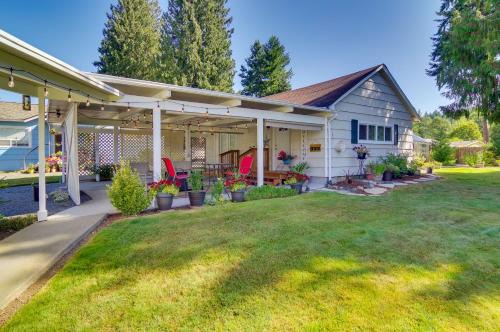 Charming Updated Retreat Walk to Lake Stevens! in Lake Stevens