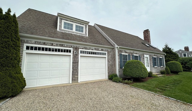 Chatham Charm Awaits - Family-Friendly Cottage Near Beaches & Local Attractions in Chatham