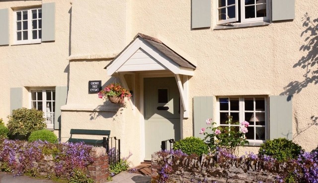 CHERRY TREE COTTAGE, pet friendly, with a garden in Noss Mayo in Noss Mayo