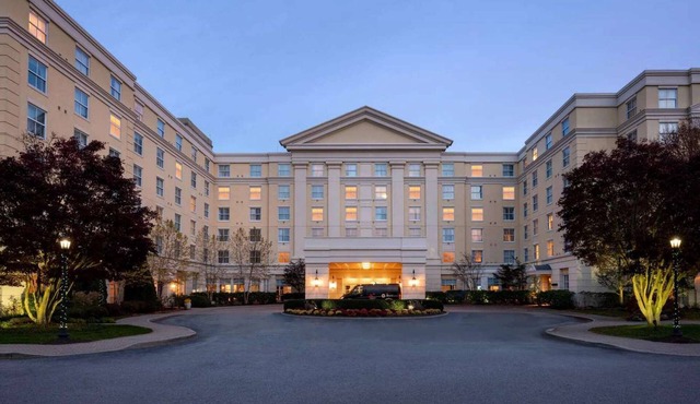 Close to Mystic Aquarium + Dining, Pool & Spa in Groton