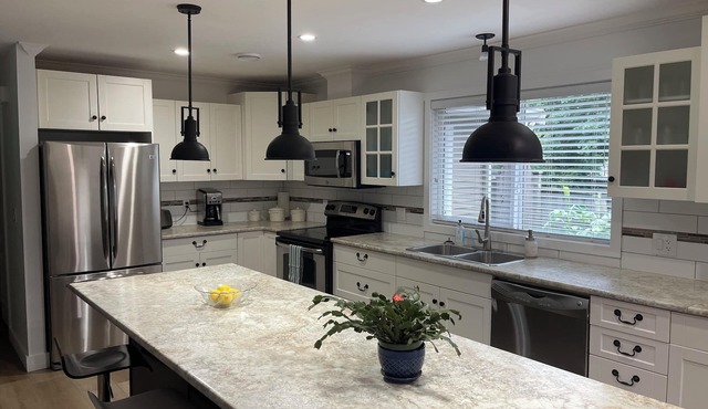 Comfortable Home in quiet family Neighbourhood with Hottub in Langley Township