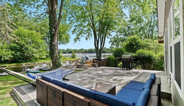Commerce Cove Cottage - Quiet Lake Retreat, Pet-Friendly! in Commerce Charter Township