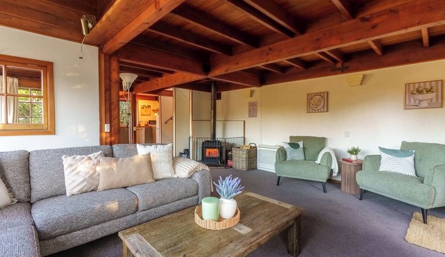 Cosy 3BR Alpine Chalet Near Queenstown – Family-Friendly & Minutes to Mountains in Queenstown