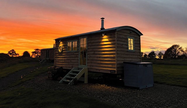 Cosy Luxury Owls Roost Hut with Private Hot Tub in Umberleigh