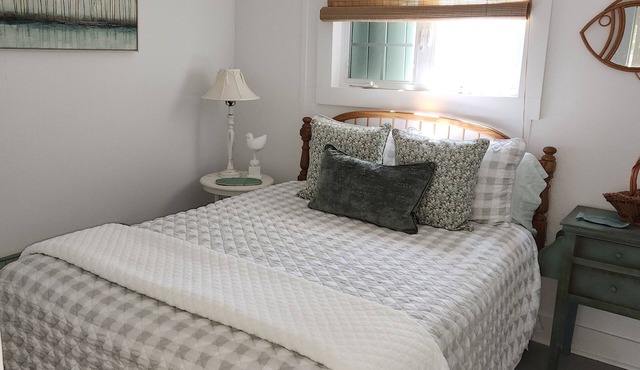 Cottage Ease. Quaint cottage nestled in on Higland lake Winsted, Ct. in Winsted