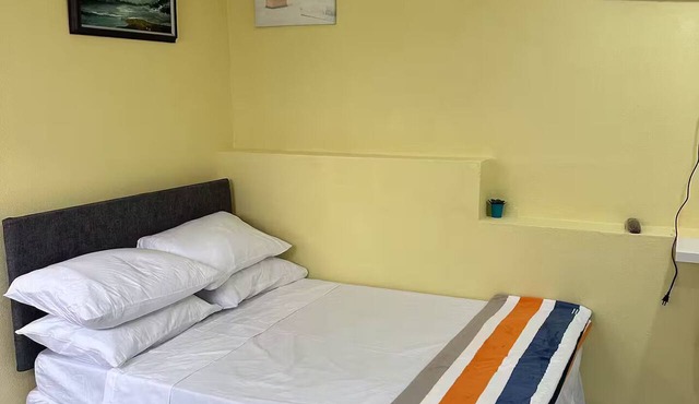Cozy 1-bedroom studio in beautiful Padmore Gardens Drive with AC