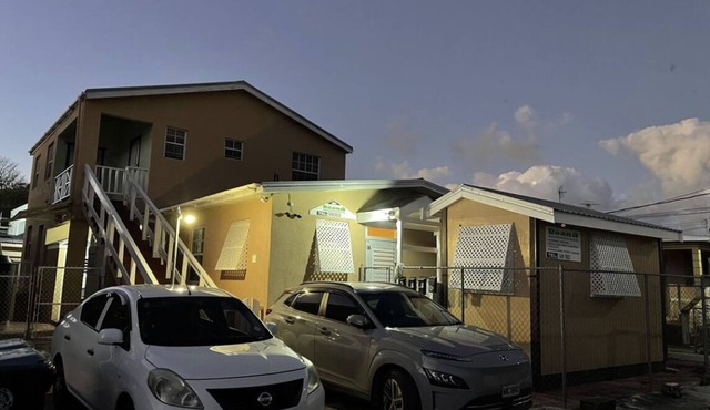 Cozy Apt centrally located, walking distance to beach, Bakeries & Supermarkets