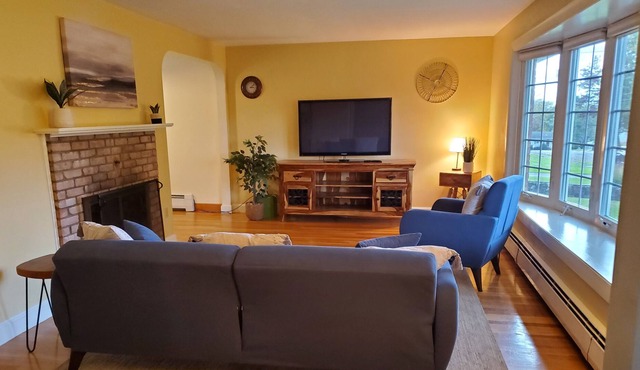 Cozy, convenient Danvers home - close to Salem, MA, Beverly, MA and Boston! in Danvers