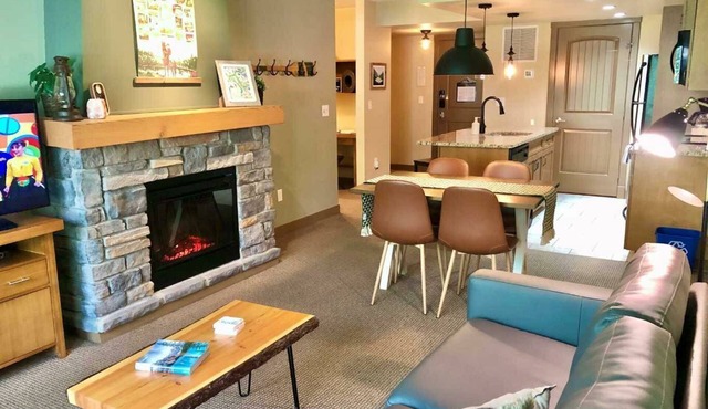 Cozy mountain retreat - Outdoor Hot Tub Access. in Dead Man's Flats