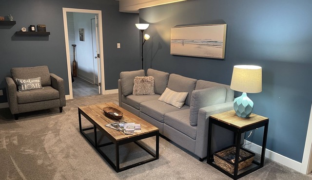 Cozy Private Suite with hot tub and fire-pit! in Hope