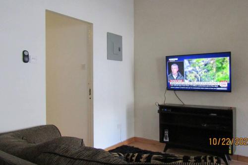 Cozy, quiet 1 bedroom 2A near Beach near US Embassy