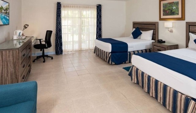 Deluxe Island Getaway Steps from Beaches and Nightlife l 3 Units w/Balcony