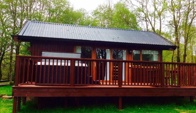 Elevated Loch View Cabin with WiFi, Electric Hot Tub and Mountain Views in Dalavich