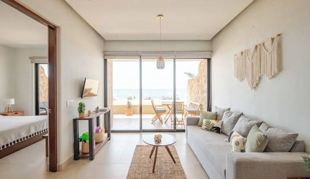 Excellent beachfront apartment with pool. in San Francisco